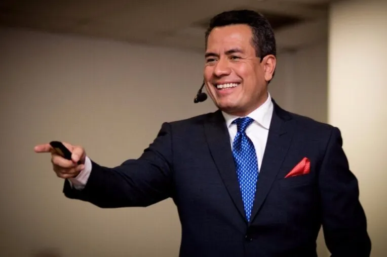 Un experto imparte una conferencia de alto nivel, aplicando lo aprendido en un curso de liderazgo para motivar a la audiencia