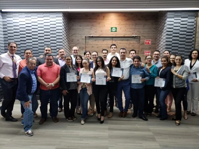Celebrando el éxito del curso de liderazgo. Este equipo de futuros líderes está listo para aplicar nuevas habilidades